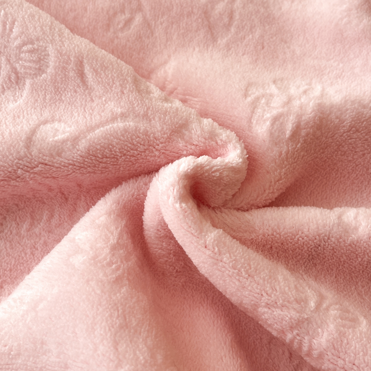 91家纺网 家纺一手货源 找家纺 逸尚阁 2025新款立体雕花牛奶绒花边款四件套--塔丽娜系列 塔丽娜-玫瑰粉