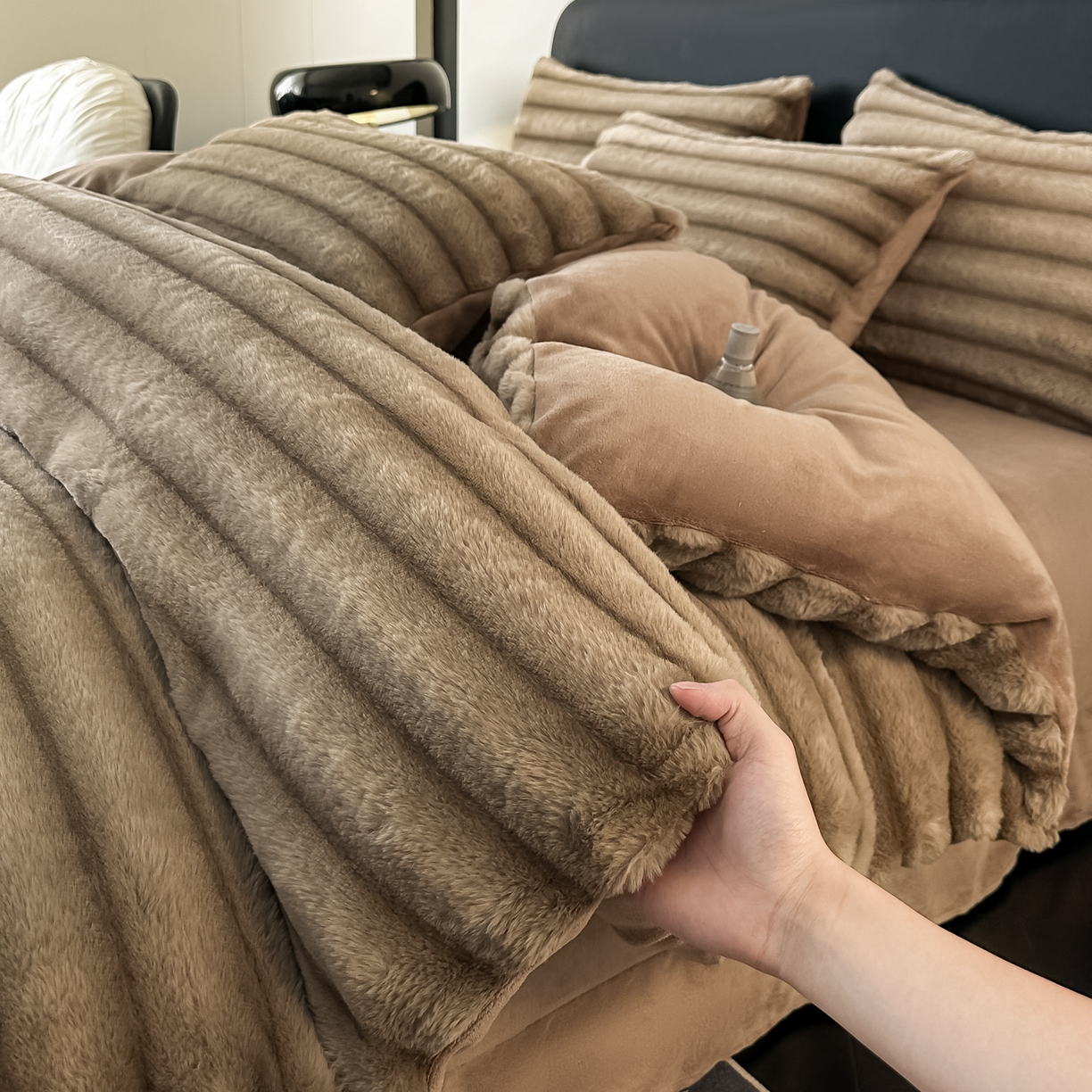 91家纺网 家纺一手货源 找家纺 （总）乐窝家纺仓储 2025新款高端定制加厚抽条兔毛床裙款四件套美拉德支持跨境外贸