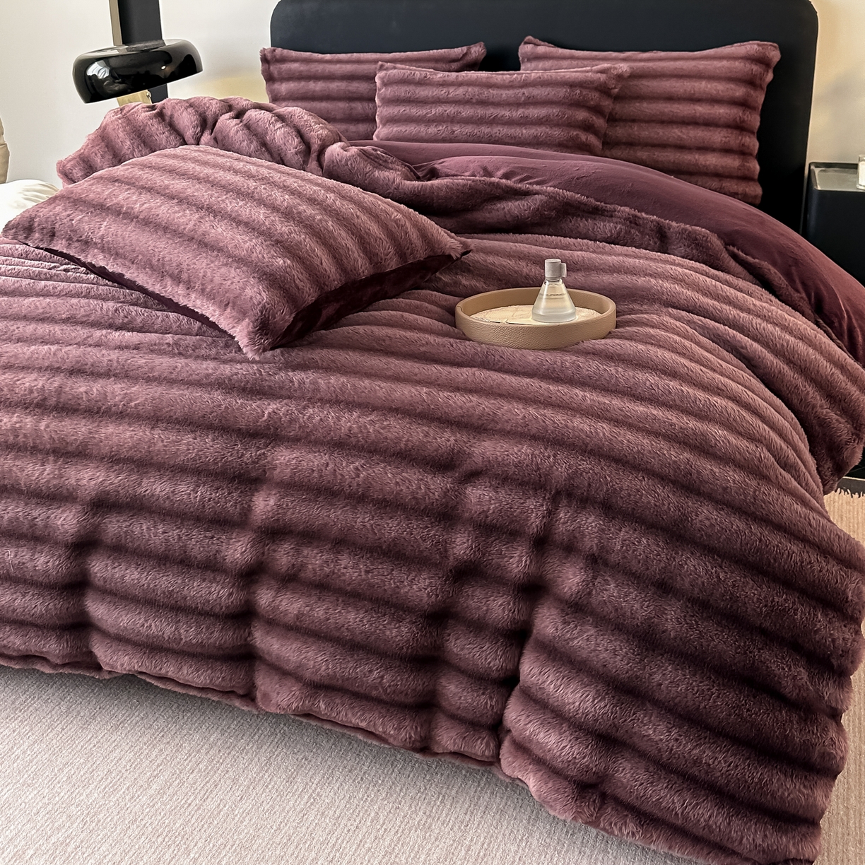 91家纺网 家纺一手货源 找家纺 （总）乐窝家纺仓储 2025新款高端定制加厚抽条兔毛床裙款四件套美拉德支持跨境外贸