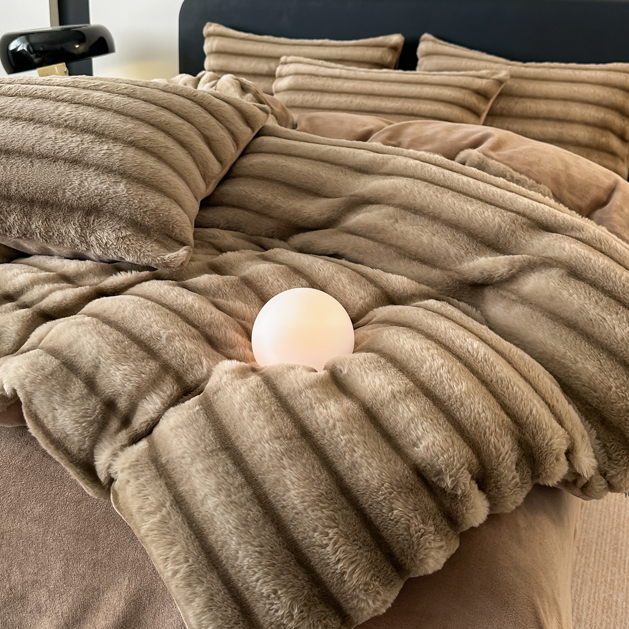 91家纺网 家纺一手货源 找家纺 乐窝家纺仓储 2025新款高端定制加厚抽条兔毛床裙款四件套美拉德支持跨境外贸 奶油咖