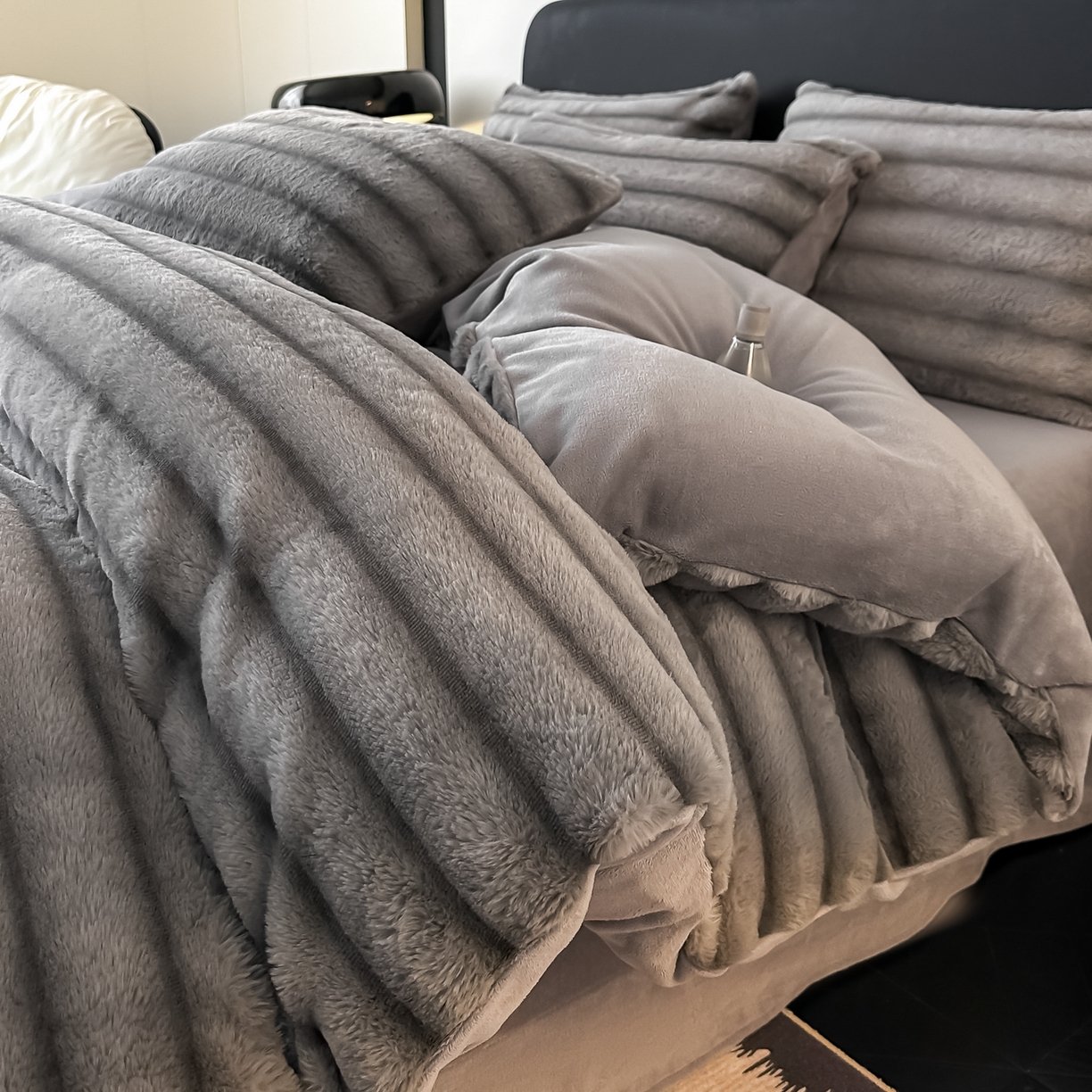 91家纺网 家纺一手货源 找家纺 乐窝家纺仓储 2025新款高端定制加厚抽条兔毛床裙款四件套美拉德支持跨境外贸 时尚灰