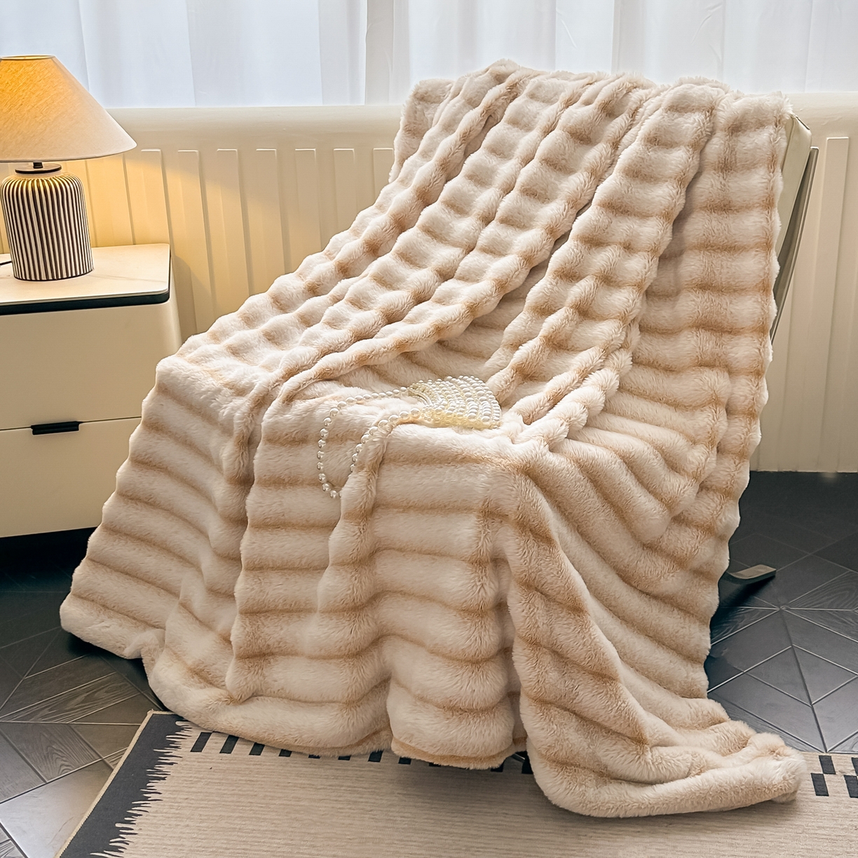 91家纺网 家纺一手货源 找家纺 乐窝家纺仓储 2025新款高端定制加厚抽条兔毛床裙款四件套美拉德支持跨境外贸 奶油白