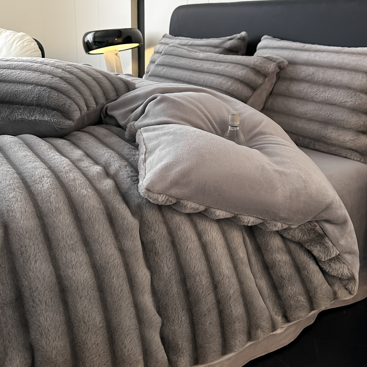 91家纺网 家纺一手货源 找家纺 乐窝家纺仓储 2025新款高端定制加厚抽条兔毛床裙款四件套美拉德支持跨境外贸 时尚灰