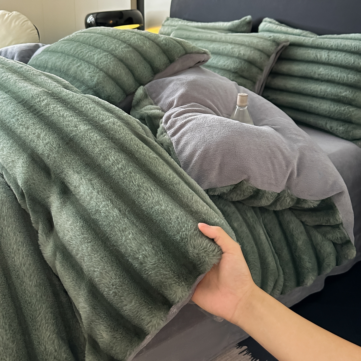 91家纺网 家纺一手货源 找家纺 乐窝家纺仓储 2025新款高端定制加厚抽条兔毛床裙款四件套美拉德支持跨境外贸 优雅绿