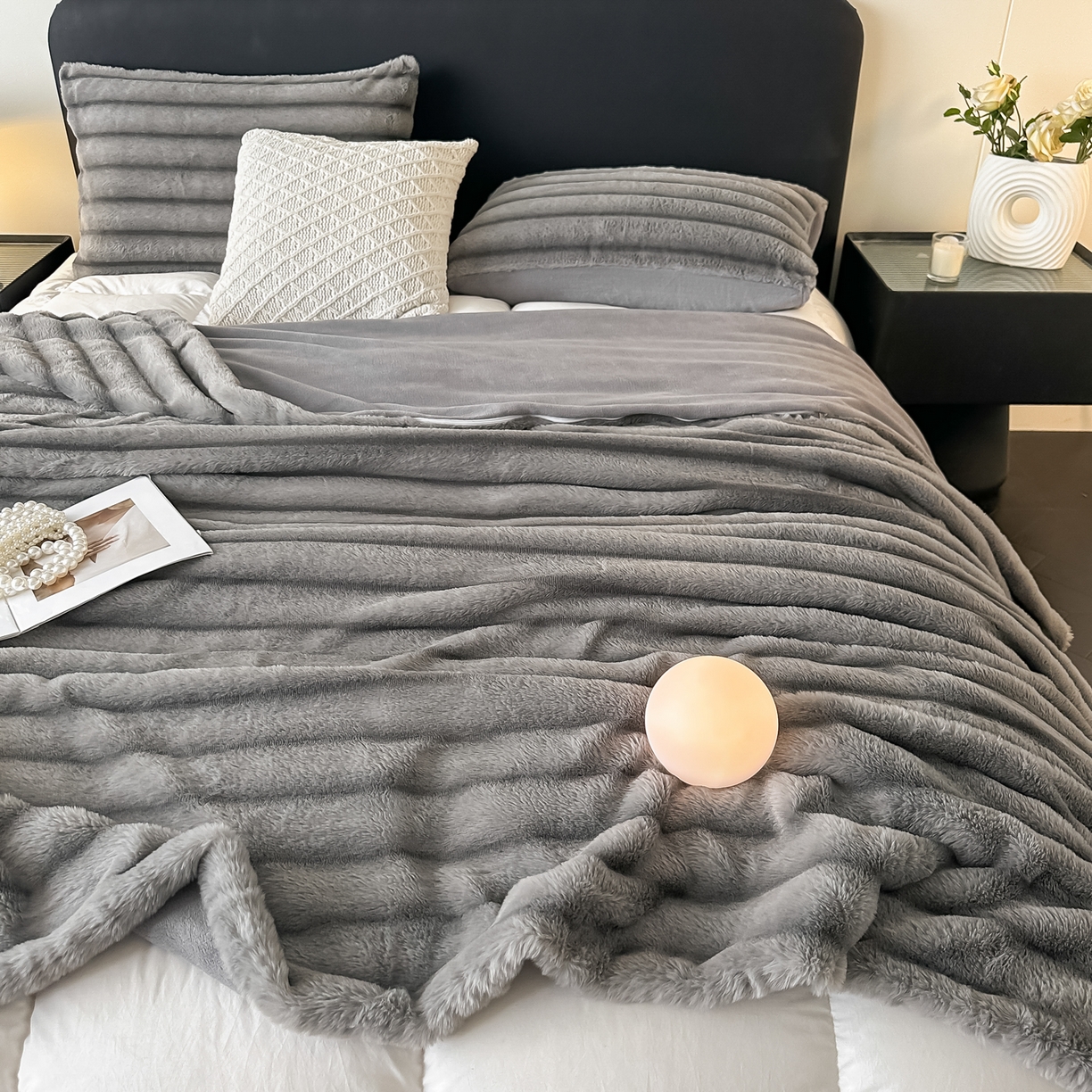 91家纺网 家纺一手货源 找家纺 乐窝家纺仓储 2025新款高端定制加厚抽条兔毛床裙款四件套美拉德支持跨境外贸 时尚灰