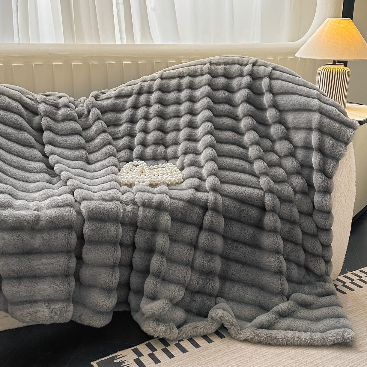 91家纺网 家纺一手货源 找家纺 乐窝家纺仓储 2025新款高端定制加厚抽条兔毛床裙款四件套美拉德支持跨境外贸 时尚灰