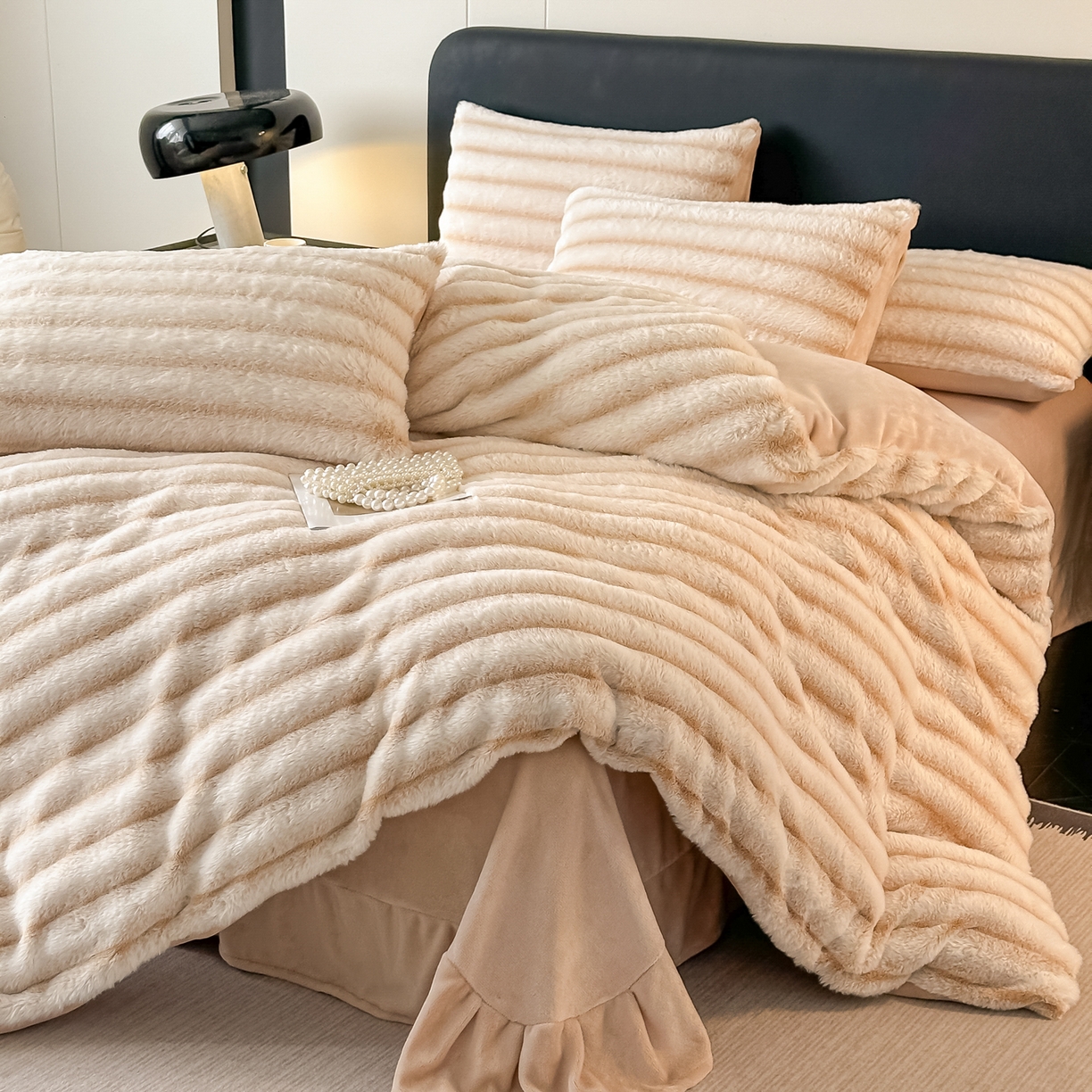 91家纺网 家纺一手货源 找家纺 乐窝家纺仓储 2025新款高端定制加厚抽条兔毛床裙款四件套美拉德支持跨境外贸 奶油白