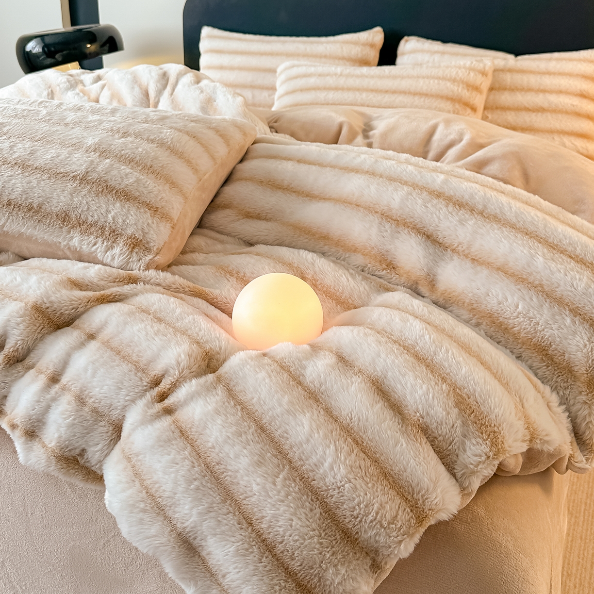 91家纺网 家纺一手货源 找家纺 乐窝家纺仓储 2025新款高端定制加厚抽条兔毛床裙款四件套美拉德支持跨境外贸 奶油白