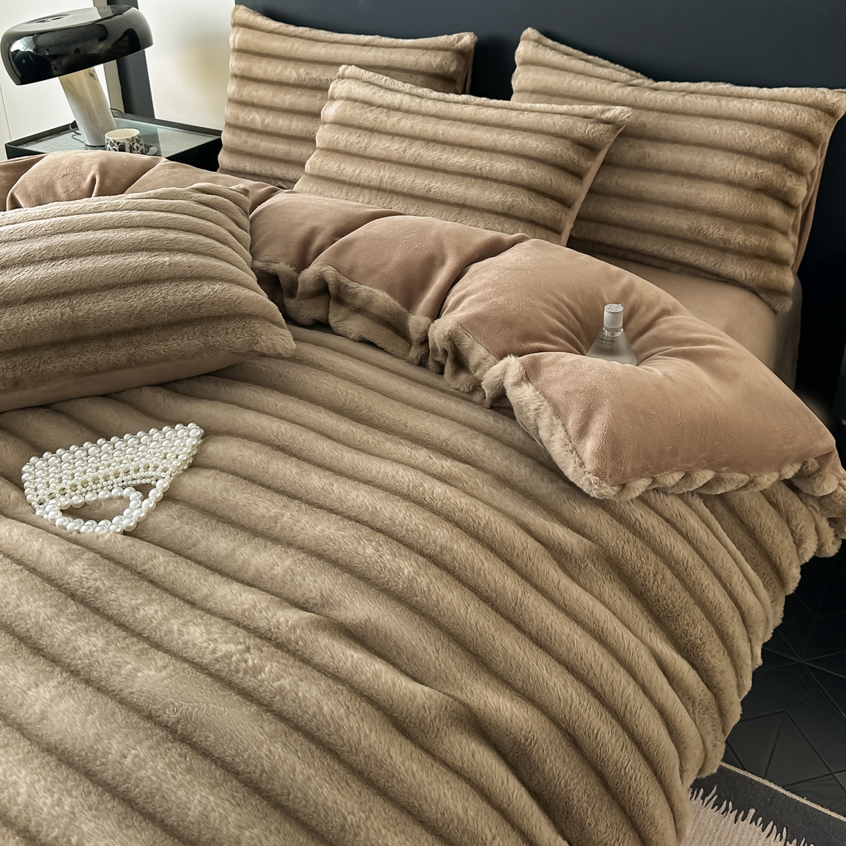 91家纺网 家纺一手货源 找家纺 乐窝家纺仓储 2025新款高端定制加厚抽条兔毛床裙款四件套美拉德支持跨境外贸 奶油咖