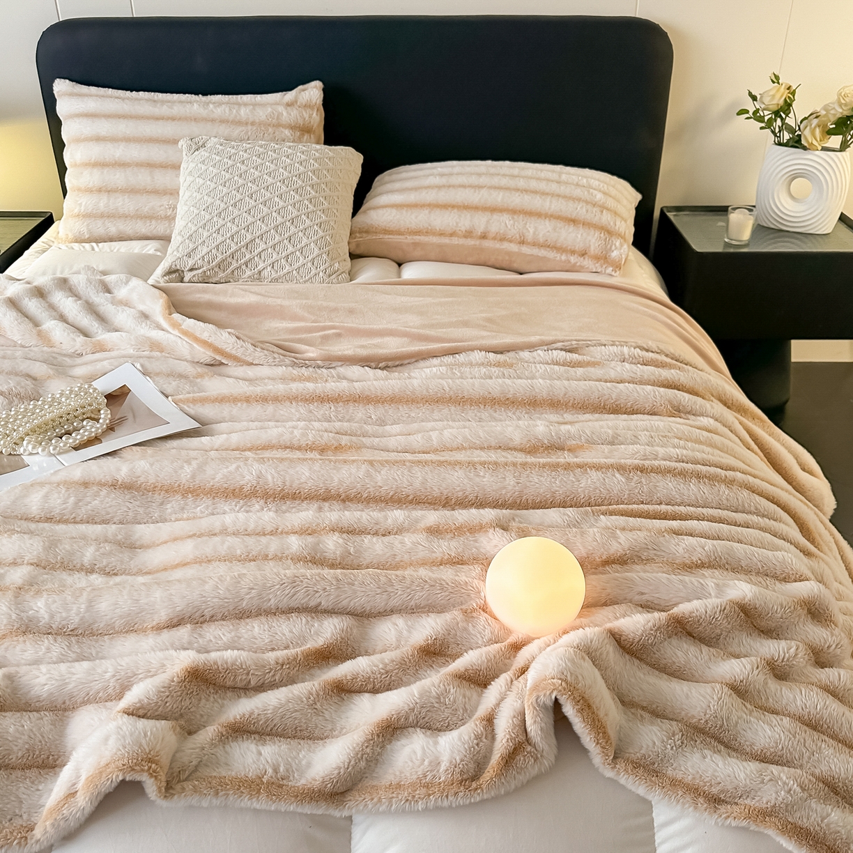 91家纺网 家纺一手货源 找家纺 乐窝家纺仓储 2025新款高端定制加厚抽条兔毛床裙款四件套美拉德支持跨境外贸 奶油白