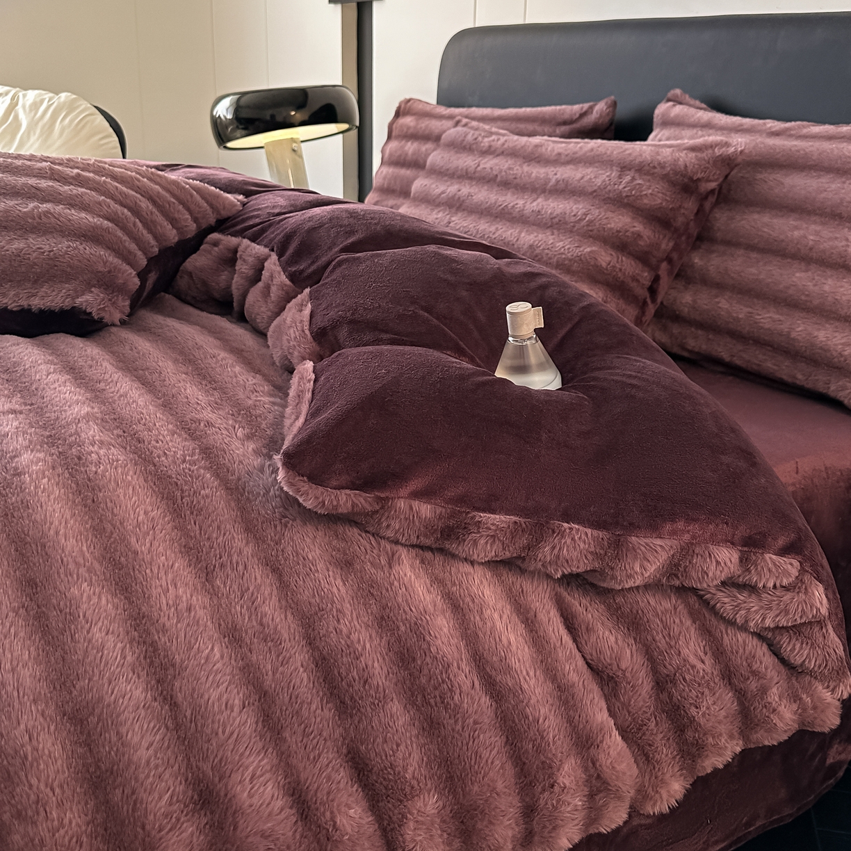 91家纺网 家纺一手货源 找家纺 乐窝家纺仓储 2025新款高端定制加厚抽条兔毛床裙款四件套美拉德支持跨境外贸 优雅紫