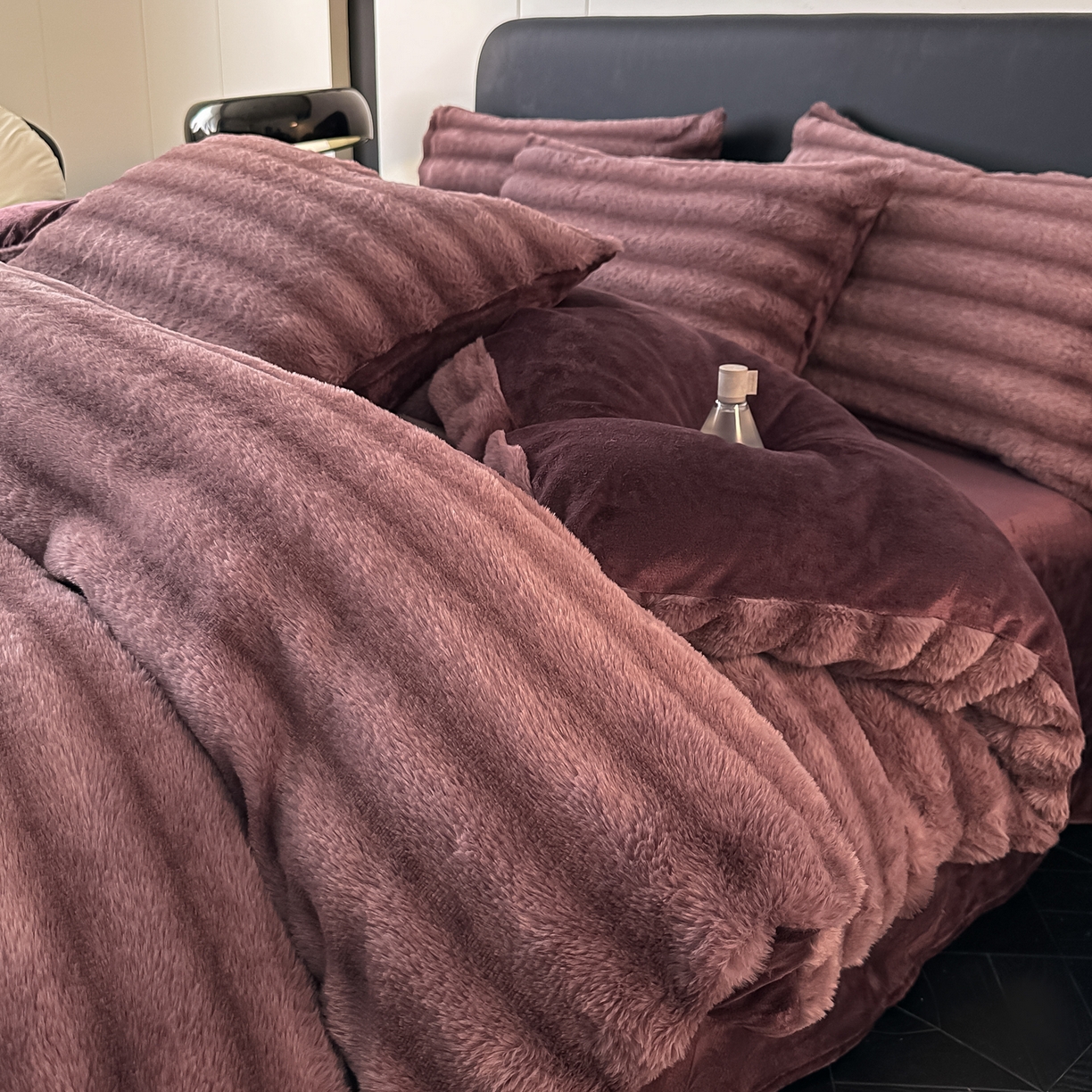 91家纺网 家纺一手货源 找家纺 乐窝家纺仓储 2025新款高端定制加厚抽条兔毛床裙款四件套美拉德支持跨境外贸 优雅紫