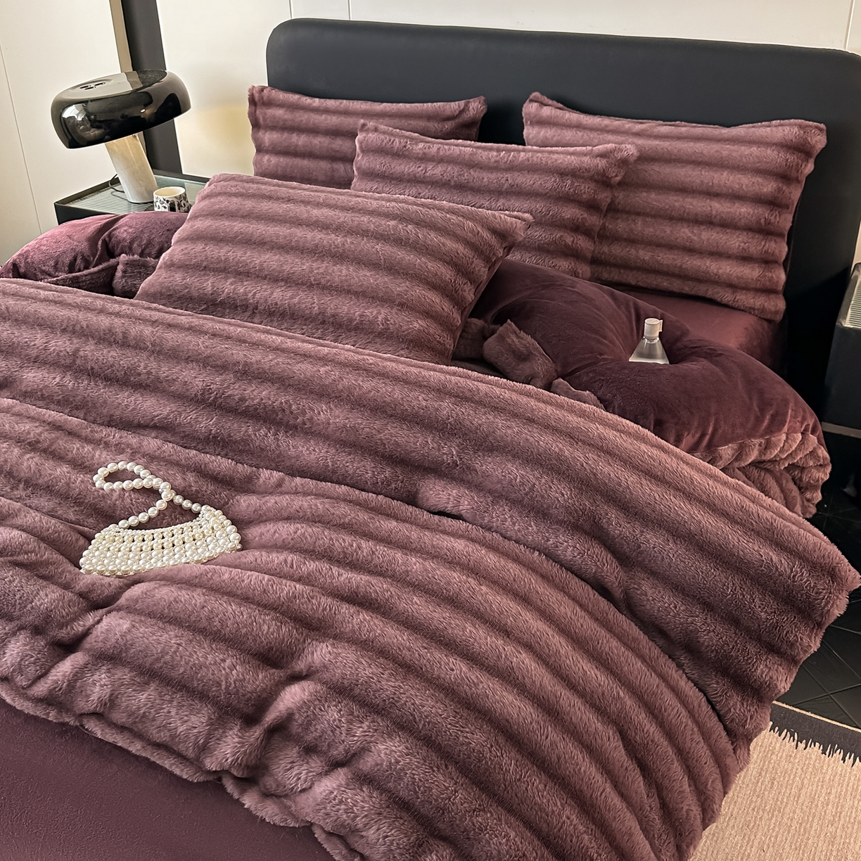 91家纺网 家纺一手货源 找家纺 乐窝家纺仓储 2025新款高端定制加厚抽条兔毛床裙款四件套美拉德支持跨境外贸 优雅紫