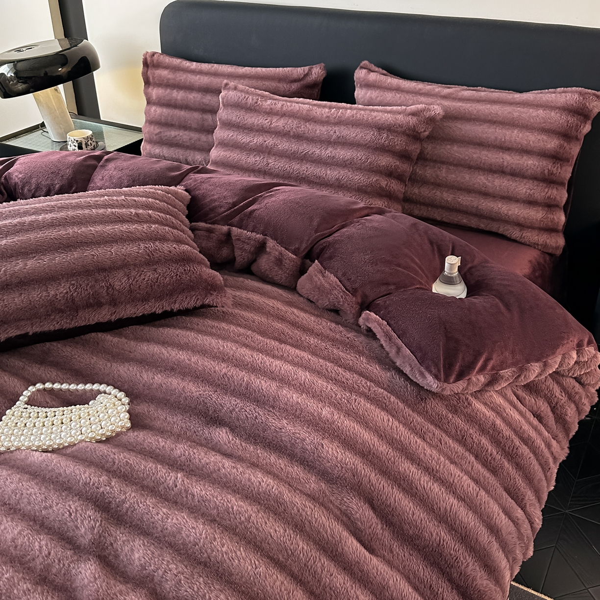 91家纺网 家纺一手货源 找家纺 乐窝家纺仓储 2025新款高端定制加厚抽条兔毛床裙款四件套美拉德支持跨境外贸 优雅紫