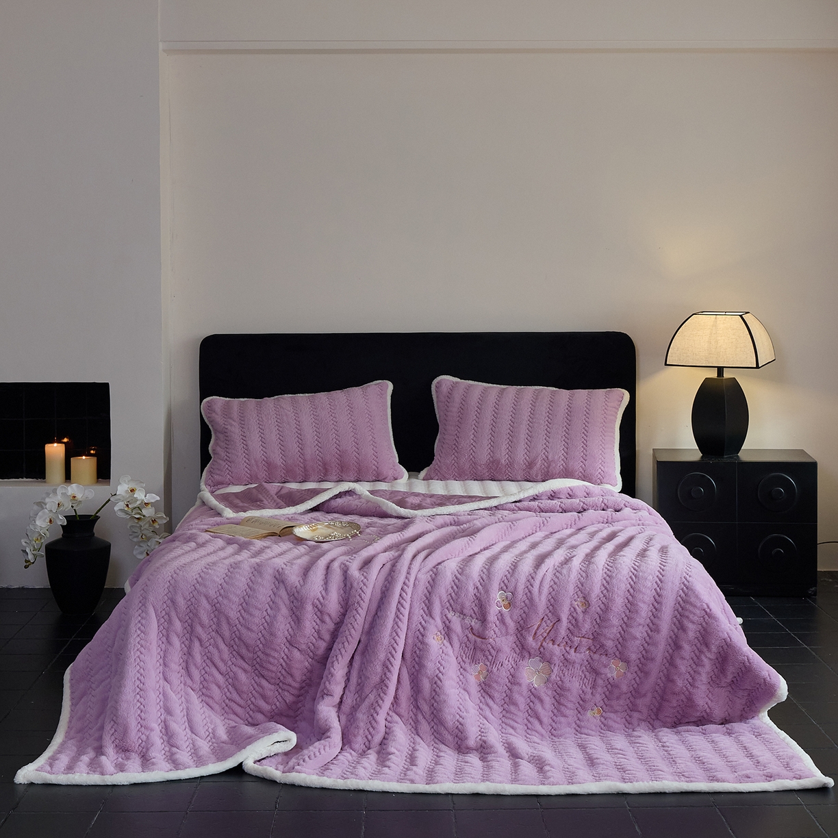 91家纺网 家纺一手货源 找家纺 鑫喜莱家纺 2025新款A版兔绒B版牛奶绒床盖绣花系列单件床褥垫软床垫床盖（三件套重量8.5斤） 典雅-丁香紫