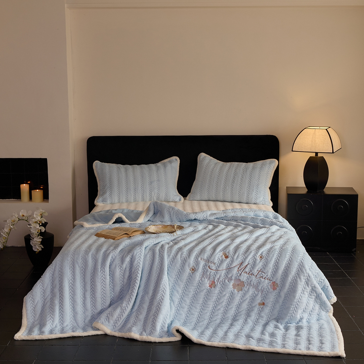 91家纺网 家纺一手货源 找家纺 鑫喜莱家纺 2025新款A版兔绒B版牛奶绒床盖绣花系列单件床褥垫软床垫床盖（三件套重量8.5斤） 典雅-天兰