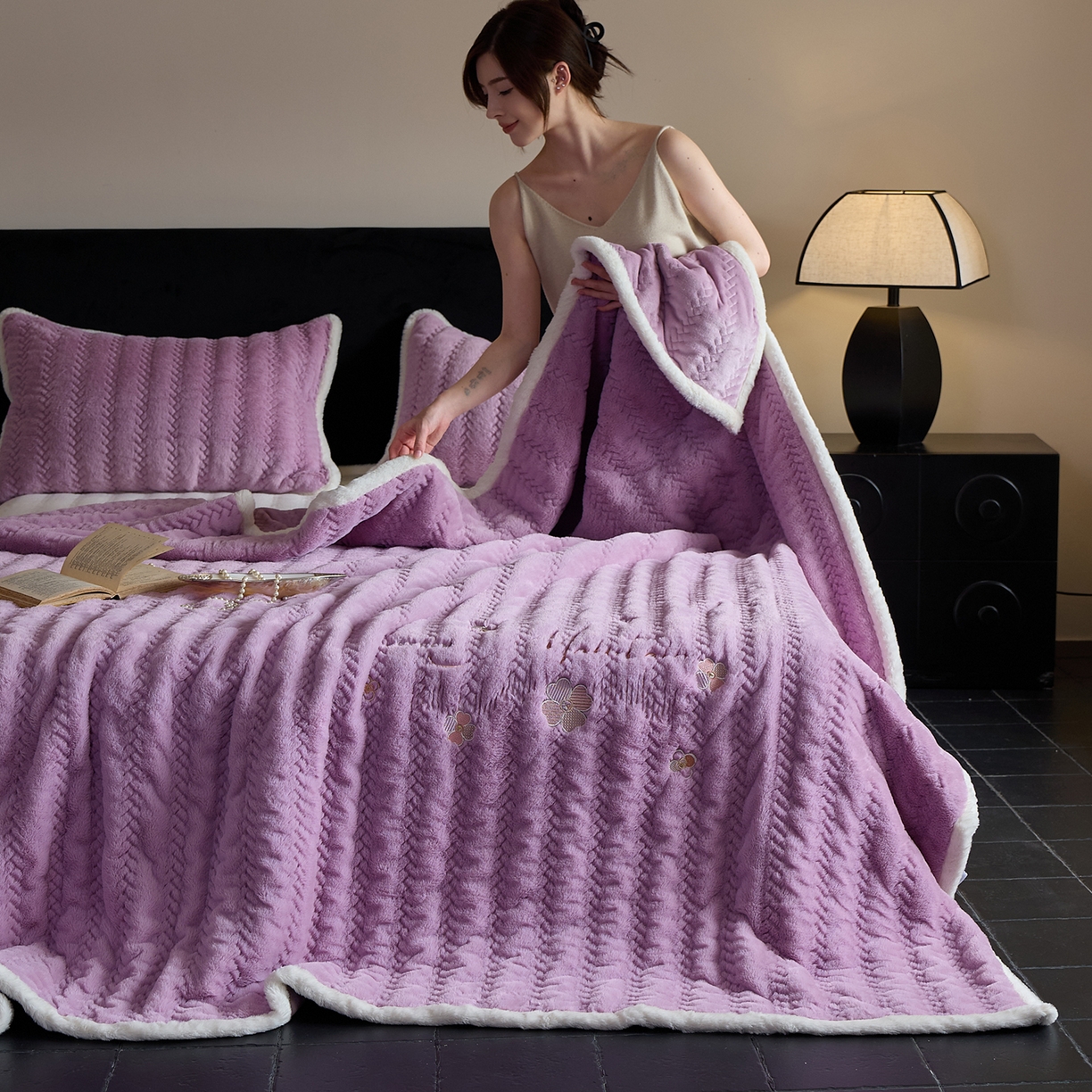 91家纺网 家纺一手货源 找家纺 鑫喜莱家纺 2025新款A版兔绒B版牛奶绒床盖绣花系列单件床褥垫软床垫床盖（三件套重量8.5斤） 典雅-丁香紫