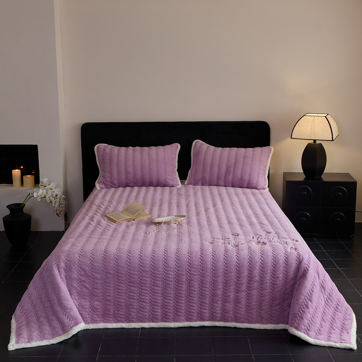 91家纺网 家纺一手货源 找家纺 鑫喜莱家纺 2025新款A版兔绒B版牛奶绒床盖绣花系列单件床褥垫软床垫床盖（三件套重量8.5斤） 典雅-丁香紫