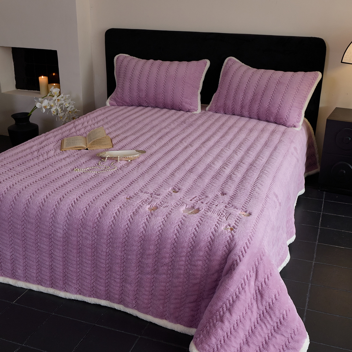 91家纺网 家纺一手货源 找家纺 鑫喜莱家纺 2025新款A版兔绒B版牛奶绒床盖绣花系列单件床褥垫软床垫床盖（三件套重量8.5斤） 典雅-丁香紫