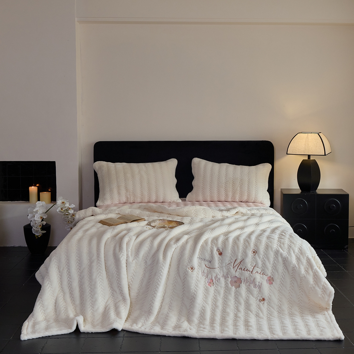 91家纺网 家纺一手货源 找家纺 鑫喜莱家纺 2025新款A版兔绒B版牛奶绒床盖绣花系列单件床褥垫软床垫床盖（三件套重量8.5斤） 典雅-奶白