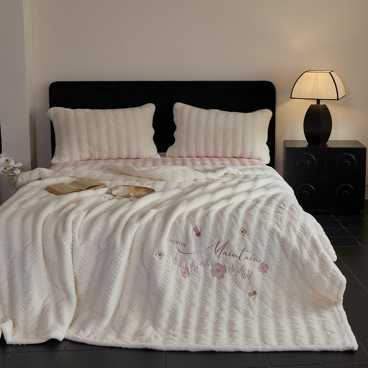 91家纺网 家纺一手货源 找家纺 鑫喜莱家纺 2025新款A版兔绒B版牛奶绒床盖绣花系列单件床褥垫软床垫床盖（三件套重量8.5斤） 典雅-奶白