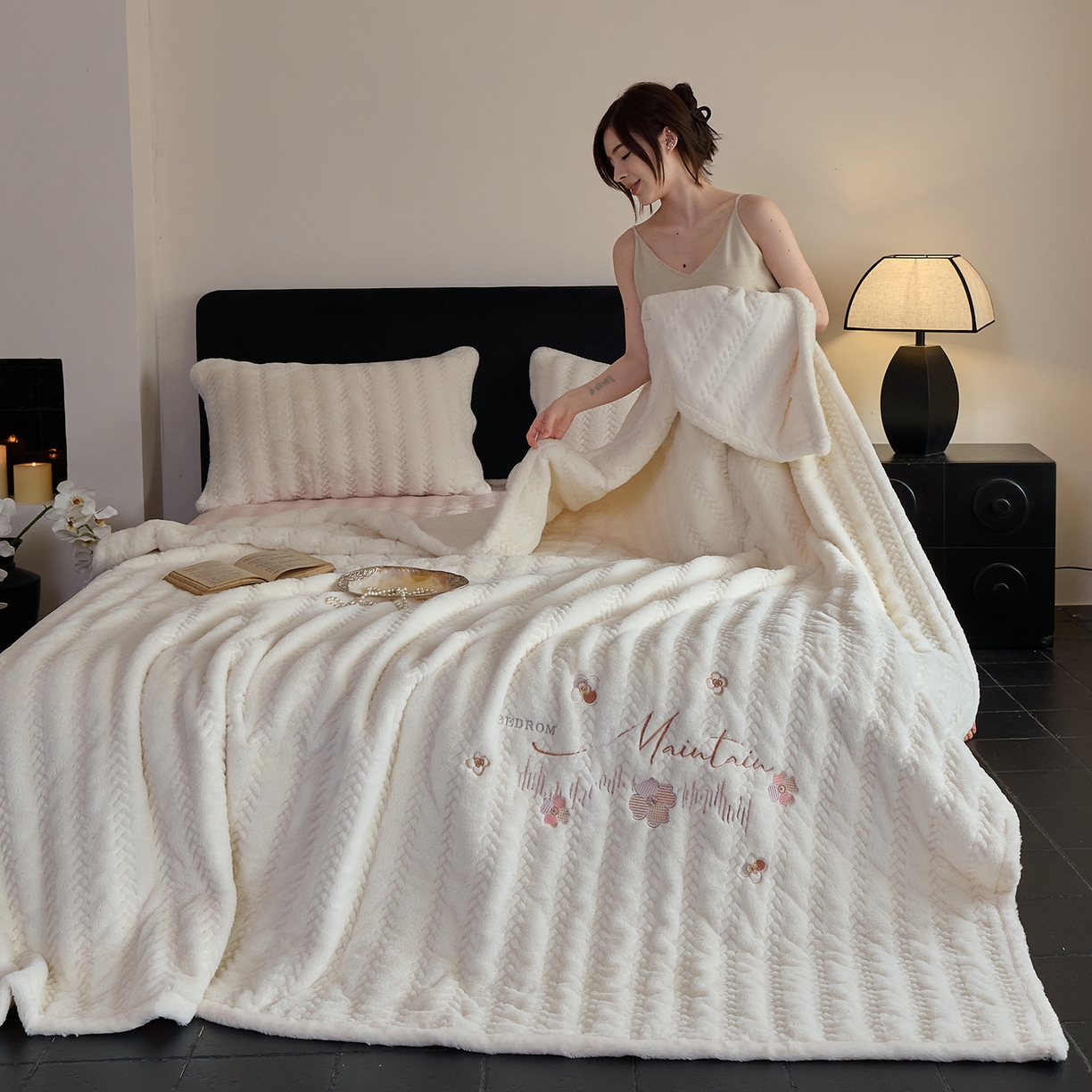 91家纺网 家纺一手货源 找家纺 鑫喜莱家纺 2025新款A版兔绒B版牛奶绒床盖绣花系列单件床褥垫软床垫床盖（三件套重量8.5斤） 典雅-奶白