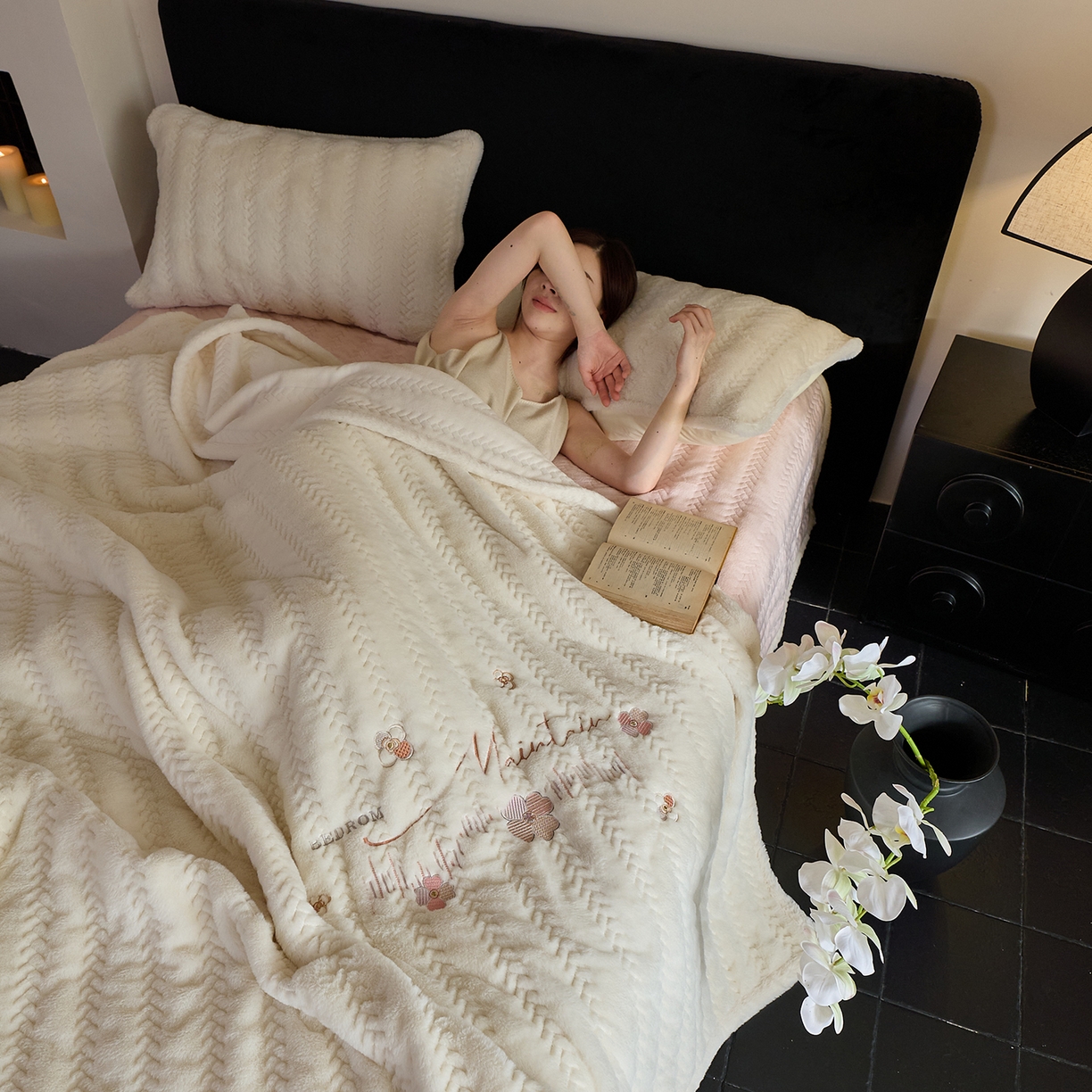 91家纺网 家纺一手货源 找家纺 鑫喜莱家纺 2025新款A版兔绒B版牛奶绒床盖绣花系列单件床褥垫软床垫床盖（三件套重量8.5斤） 典雅-奶白