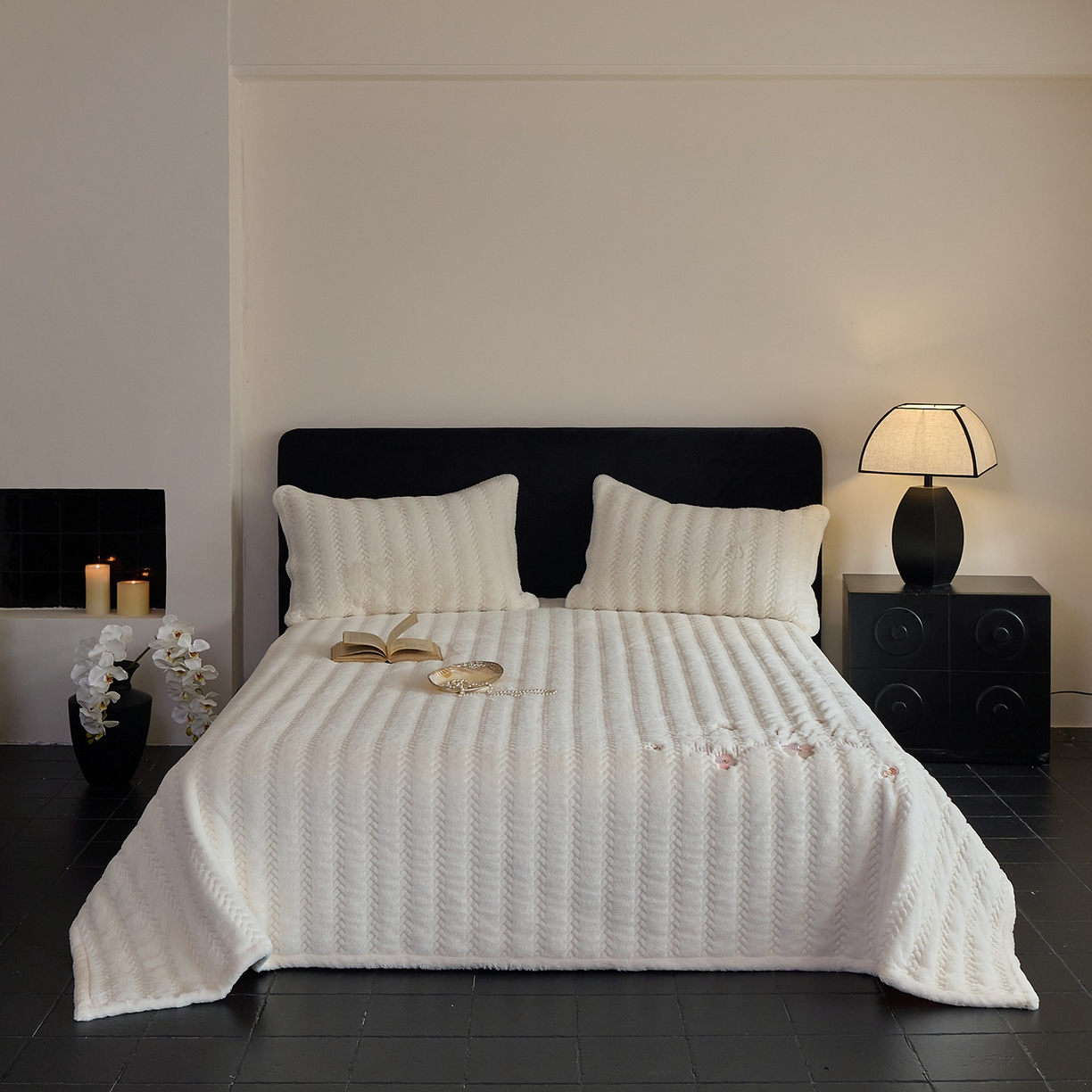 91家纺网 家纺一手货源 找家纺 鑫喜莱家纺 2025新款A版兔绒B版牛奶绒床盖绣花系列单件床褥垫软床垫床盖（三件套重量8.5斤） 典雅-奶白