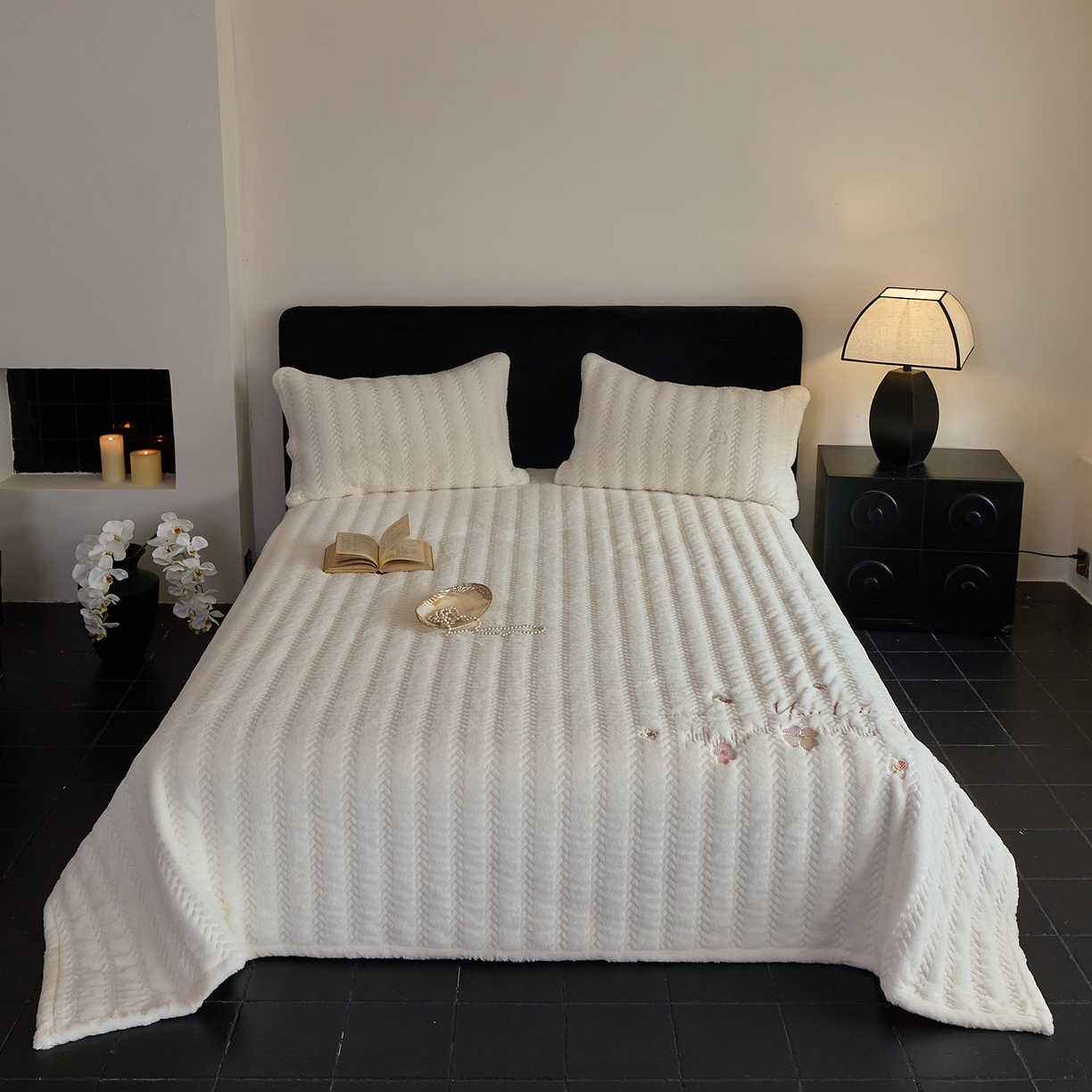 91家纺网 家纺一手货源 找家纺 鑫喜莱家纺 2025新款A版兔绒B版牛奶绒床盖绣花系列单件床褥垫软床垫床盖（三件套重量8.5斤） 典雅-奶白