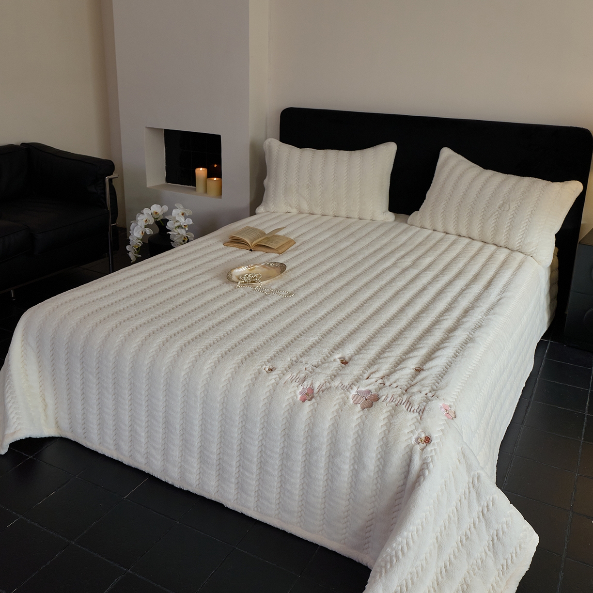 91家纺网 家纺一手货源 找家纺 鑫喜莱家纺 2025新款A版兔绒B版牛奶绒床盖绣花系列单件床褥垫软床垫床盖（三件套重量8.5斤） 典雅-奶白