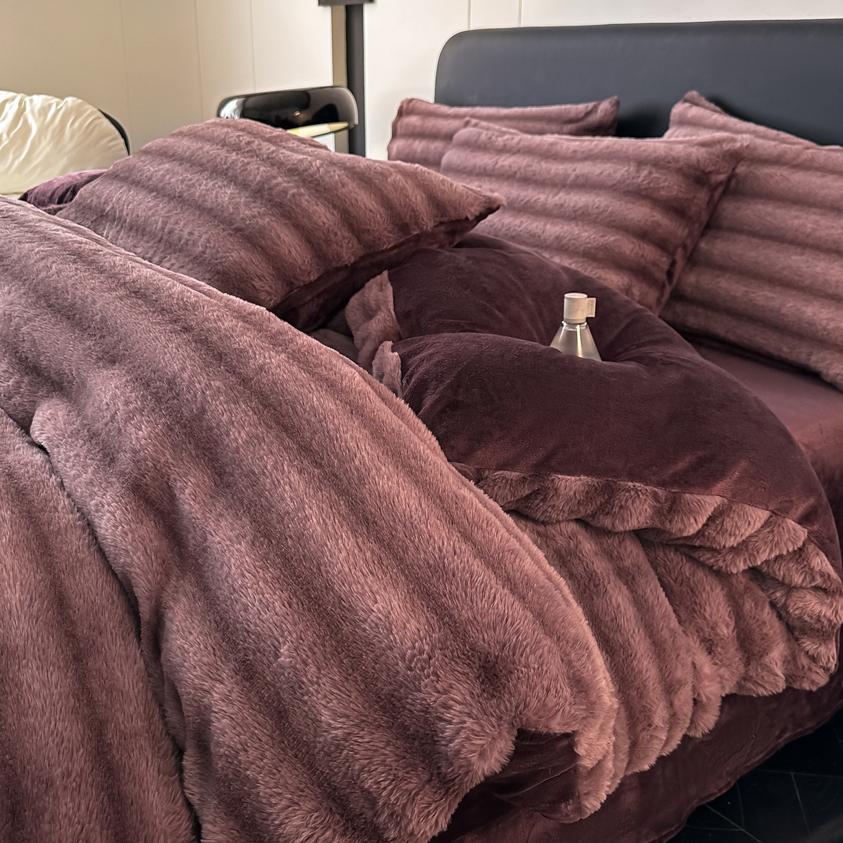 91家纺网 家纺一手货源 找家纺 乐窝家纺仓储 2025新款高端定制加厚抽条兔毛床裙款四件套美拉德支持跨境外贸 优雅紫