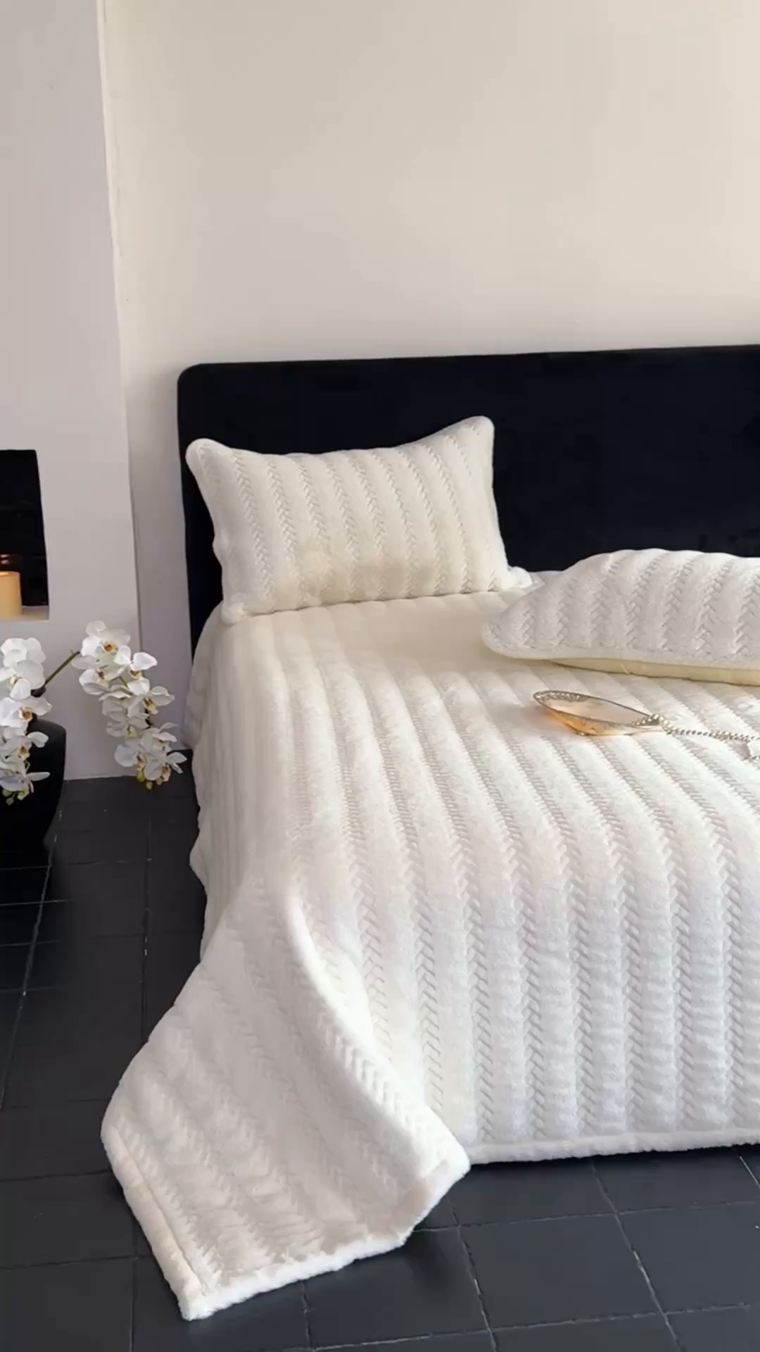 91家纺网 家纺一手货源 找家纺 鑫喜莱家纺 2025新款A版兔绒B版牛奶绒床盖绣花系列单件床褥垫软床垫床盖（三件套重量8.5斤） 典雅-奶白