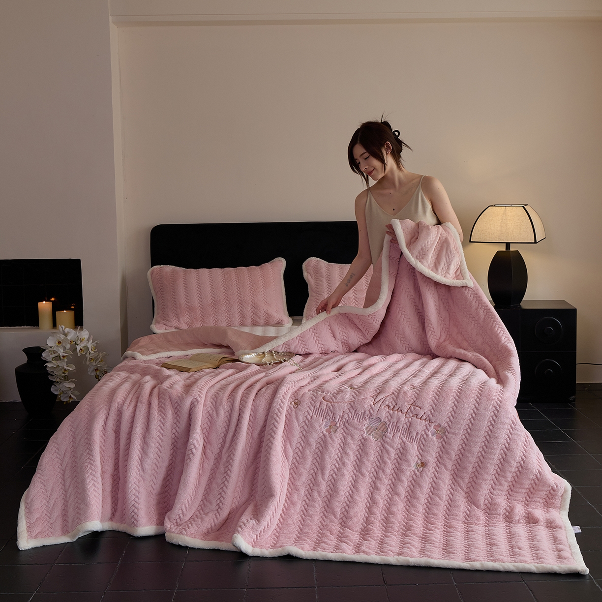 91家纺网 家纺一手货源 找家纺 鑫喜莱家纺 2025新款A版兔绒B版牛奶绒床盖绣花系列单件床褥垫软床垫床盖（三件套重量8.5斤） 典雅-藕粉