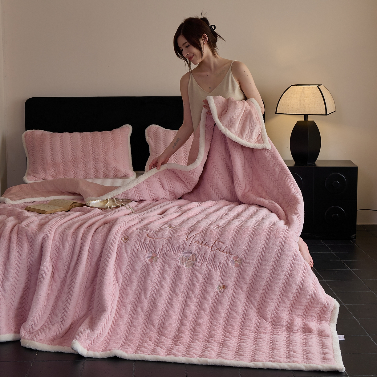 91家纺网 家纺一手货源 找家纺 鑫喜莱家纺 2025新款A版兔绒B版牛奶绒床盖绣花系列单件床褥垫软床垫床盖（三件套重量8.5斤） 典雅-藕粉