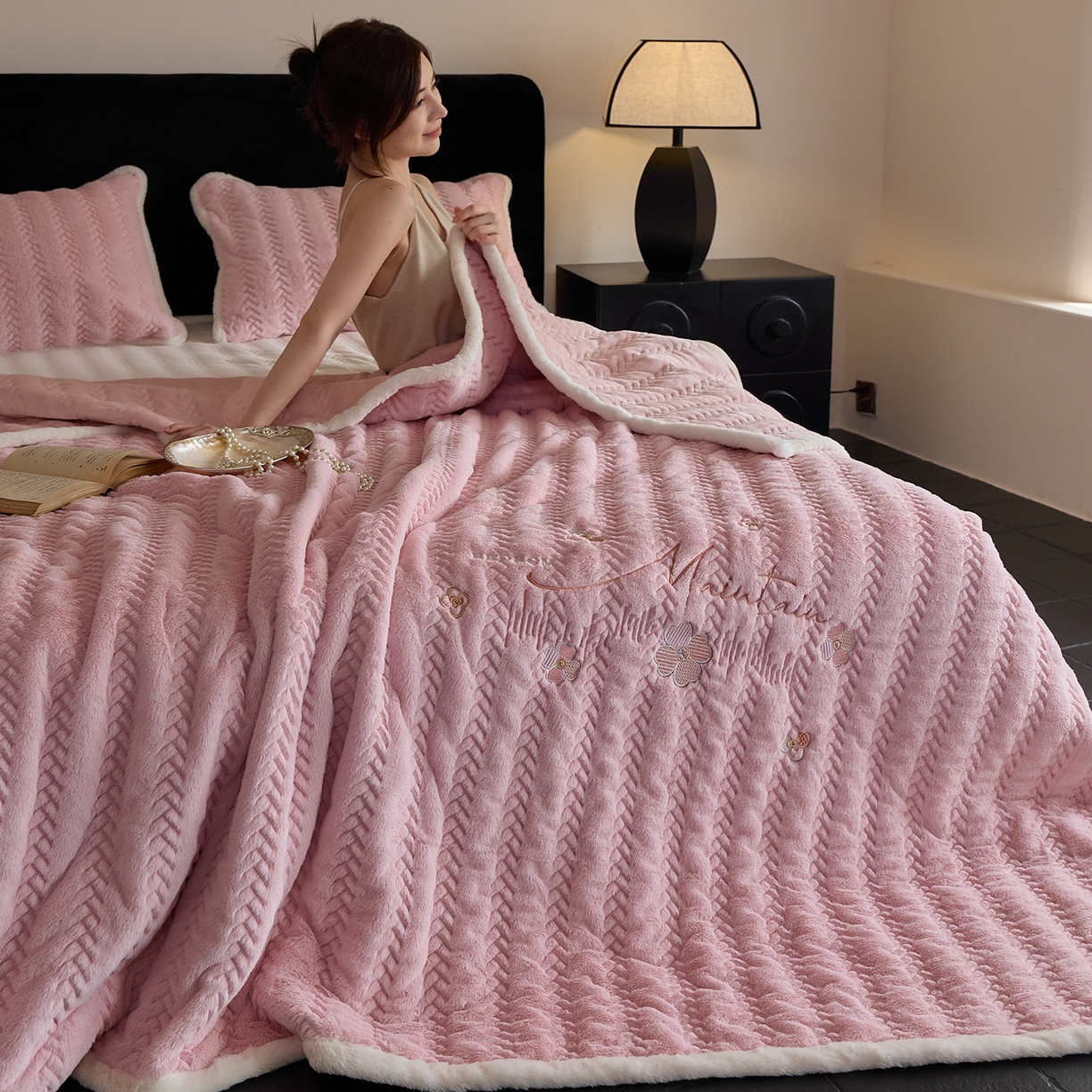 91家纺网 家纺一手货源 找家纺 鑫喜莱家纺 2025新款A版兔绒B版牛奶绒床盖绣花系列单件床褥垫软床垫床盖（三件套重量8.5斤） 典雅-藕粉