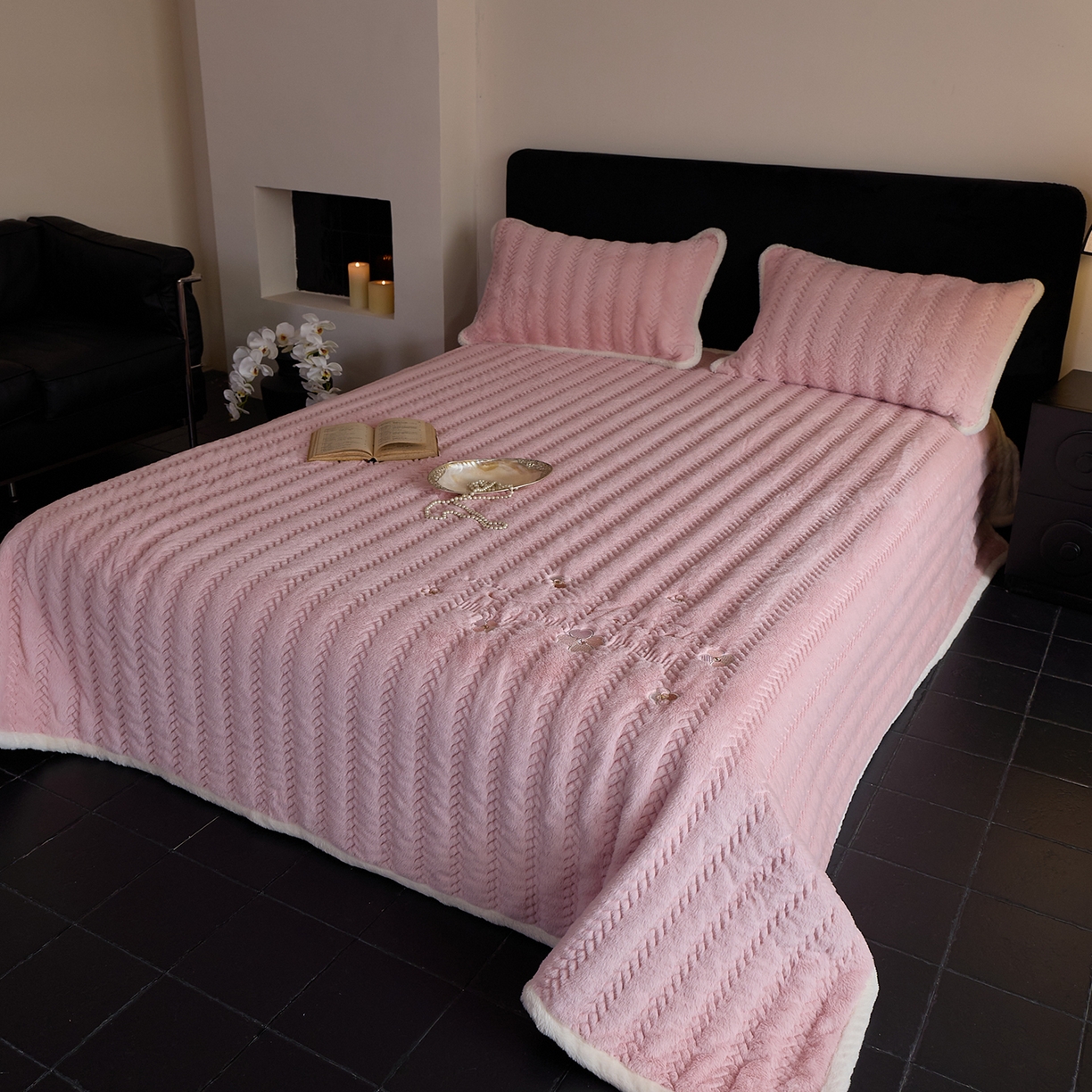 91家纺网 家纺一手货源 找家纺 鑫喜莱家纺 2025新款A版兔绒B版牛奶绒床盖绣花系列单件床褥垫软床垫床盖（三件套重量8.5斤） 典雅-藕粉