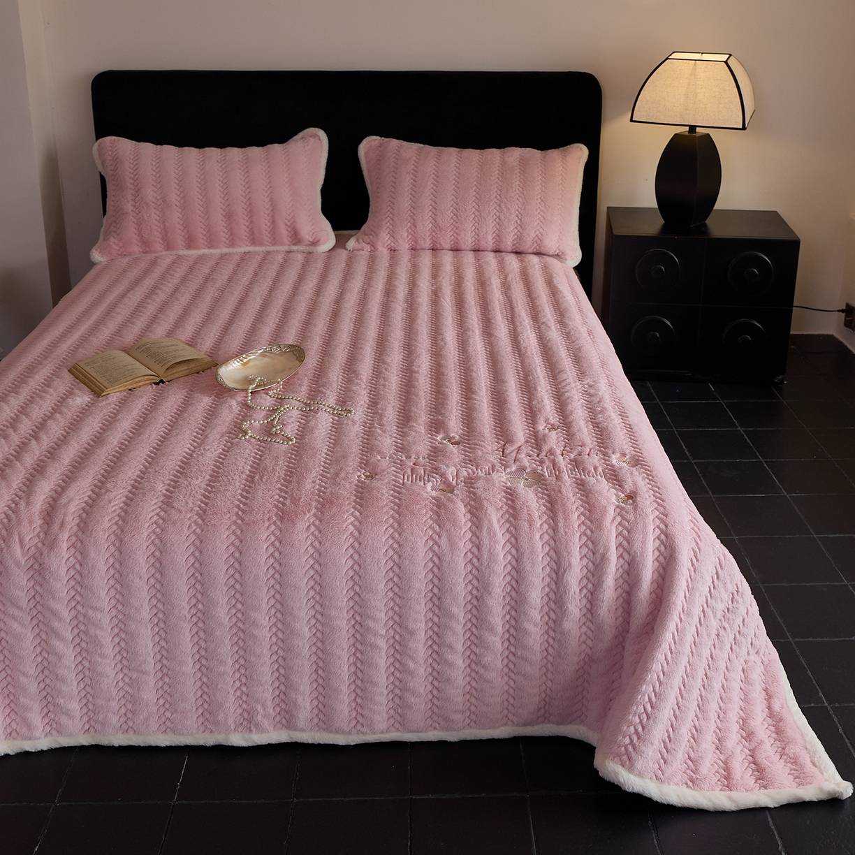 91家纺网 家纺一手货源 找家纺 鑫喜莱家纺 2025新款A版兔绒B版牛奶绒床盖绣花系列单件床褥垫软床垫床盖（三件套重量8.5斤） 典雅-藕粉