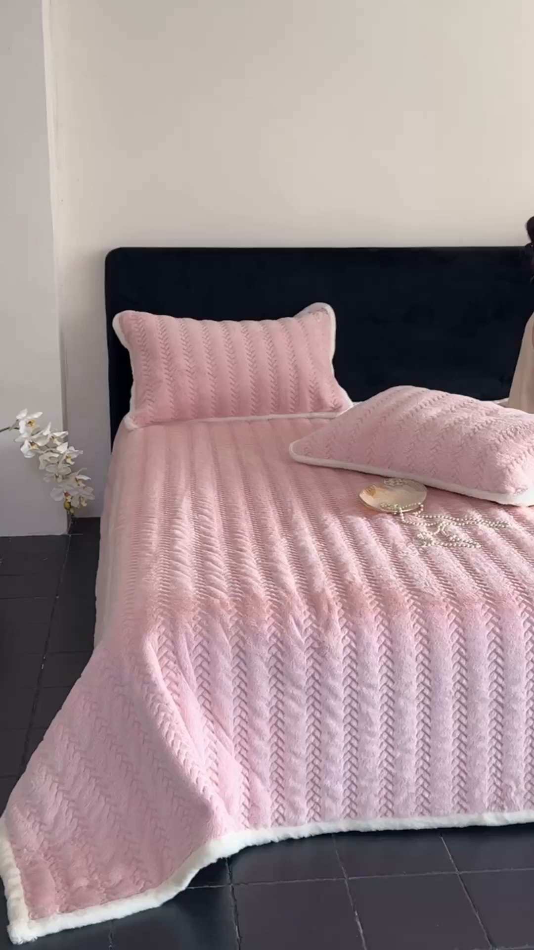 91家纺网 家纺一手货源 找家纺 鑫喜莱家纺 2025新款A版兔绒B版牛奶绒床盖绣花系列单件床褥垫软床垫床盖（三件套重量8.5斤） 典雅-藕粉