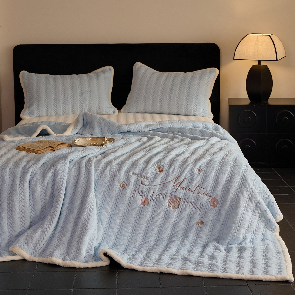 91家纺网 家纺一手货源 找家纺 鑫喜莱家纺 2025新款A版兔绒B版牛奶绒床盖绣花系列单件床褥垫软床垫床盖（三件套重量8.5斤） 典雅-天兰