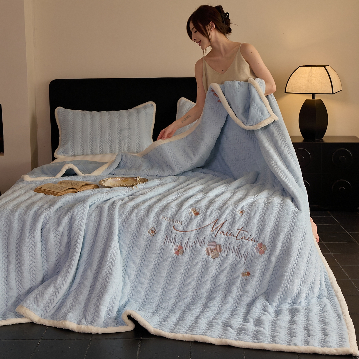 91家纺网 家纺一手货源 找家纺 鑫喜莱家纺 2025新款A版兔绒B版牛奶绒床盖绣花系列单件床褥垫软床垫床盖（三件套重量8.5斤） 典雅-天兰