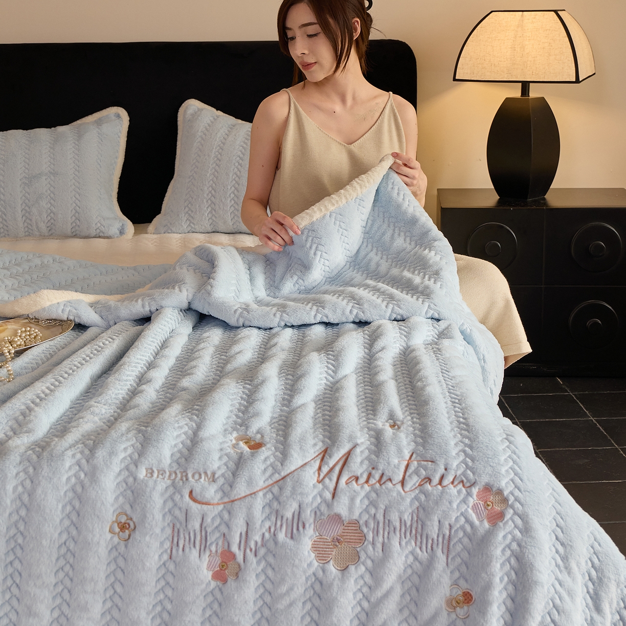 91家纺网 家纺一手货源 找家纺 鑫喜莱家纺 2025新款A版兔绒B版牛奶绒床盖绣花系列单件床褥垫软床垫床盖（三件套重量8.5斤） 典雅-天兰