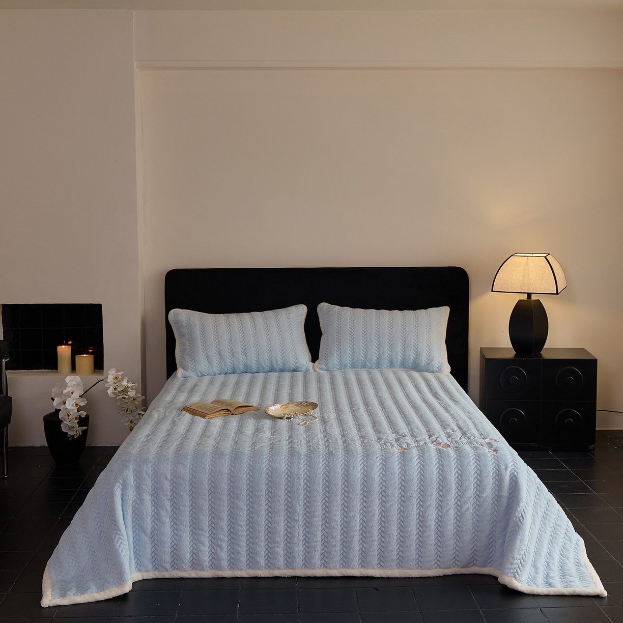 91家纺网 家纺一手货源 找家纺 鑫喜莱家纺 2025新款A版兔绒B版牛奶绒床盖绣花系列单件床褥垫软床垫床盖（三件套重量8.5斤） 典雅-天兰