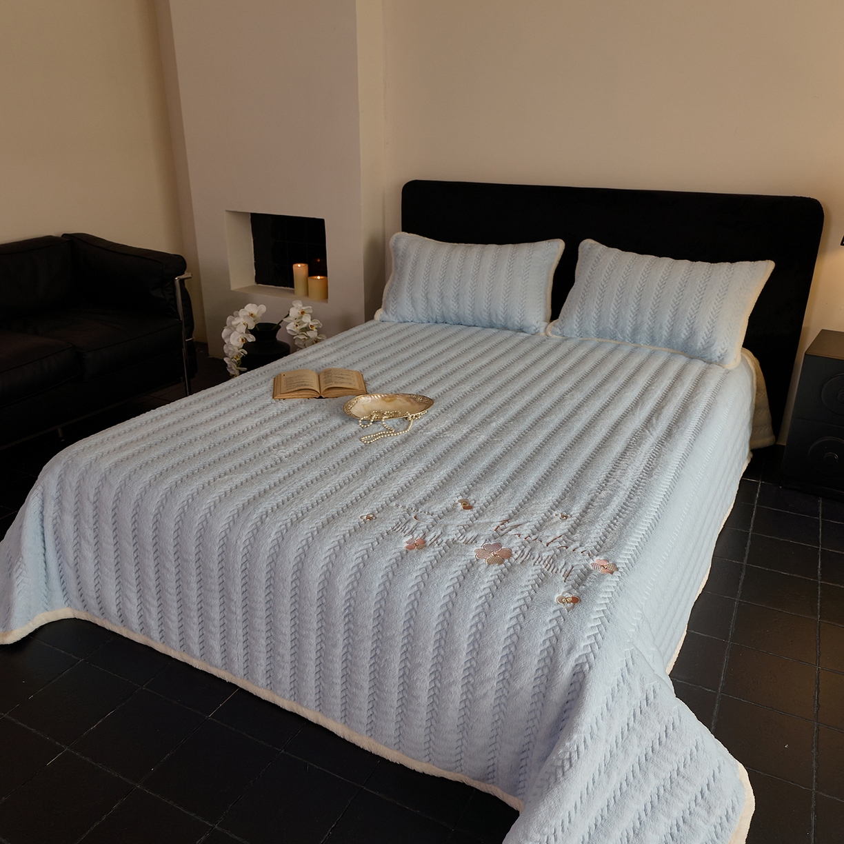 91家纺网 家纺一手货源 找家纺 鑫喜莱家纺 2025新款A版兔绒B版牛奶绒床盖绣花系列单件床褥垫软床垫床盖（三件套重量8.5斤） 典雅-天兰