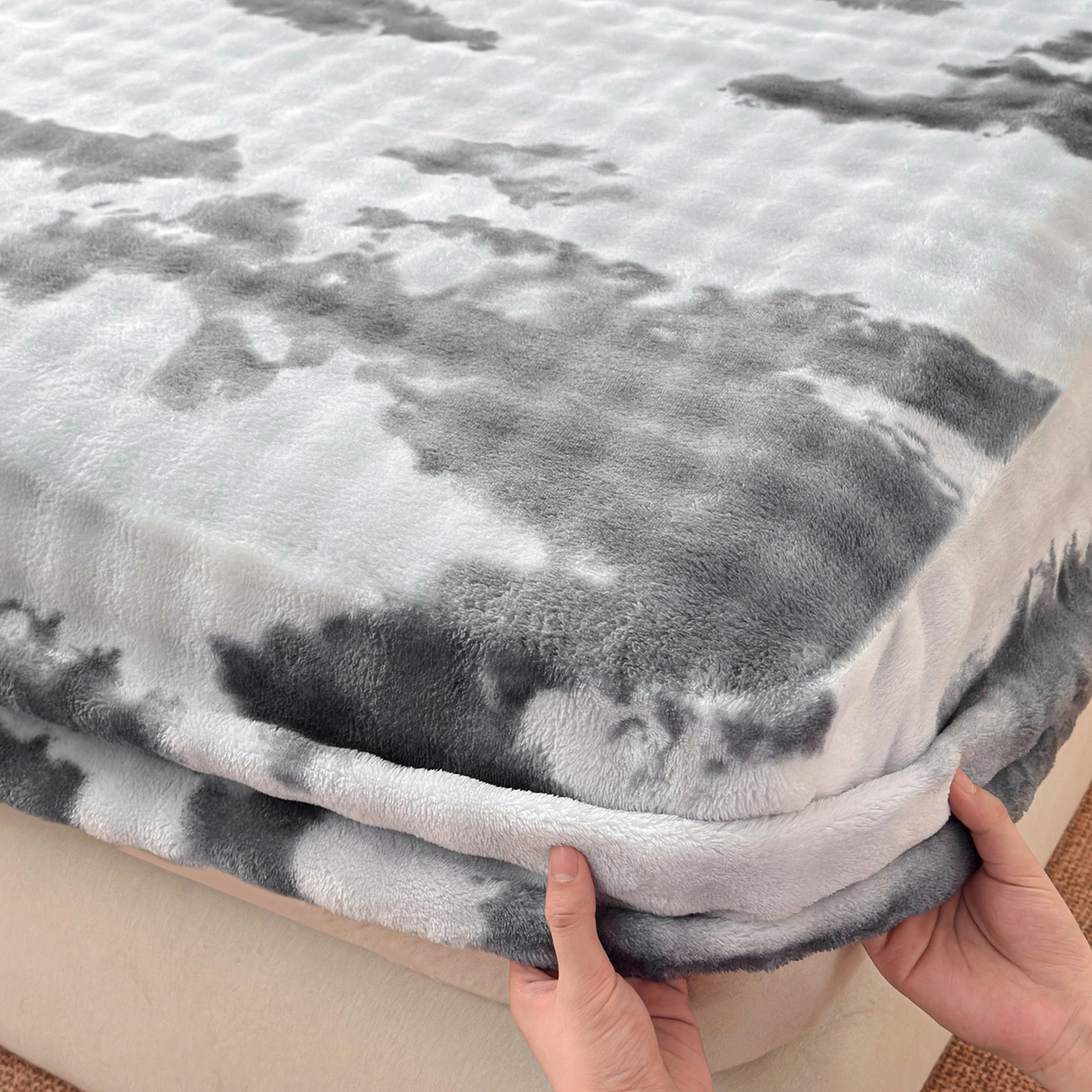 91家纺网 家纺一手货源 找家纺 2025新款兔毛绒高克重保暖床笠 席梦思床笠 云端-灰白