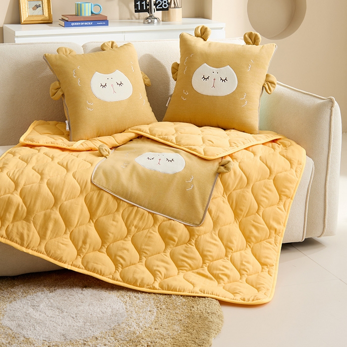 91家纺网 家纺一手货源 找家纺 （总）金喜 2025新款针织棉抱枕靠垫午睡盖毯被酷儿小羊抱枕抱枕被被四季款