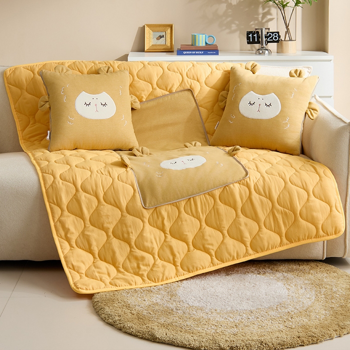 91家纺网 家纺一手货源 找家纺 金喜 2025新款针织棉抱枕靠垫午睡盖毯被酷儿小羊抱枕抱枕被被四季款 针织棉小羊黄色