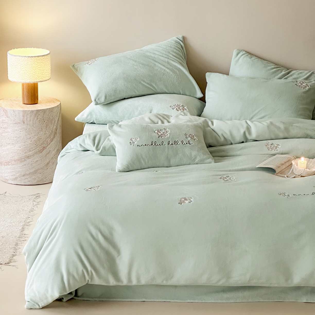 91家纺网 家纺一手货源 找家纺 （总）FORTWO家纺原创设计（FOR TWO家纺） 2025新款230克牛奶绒刺绣小清新牛绣花款四件套-