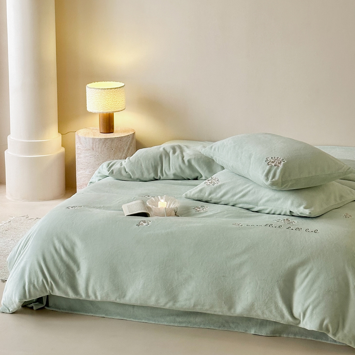 91家纺网 家纺一手货源 找家纺 （总）FORTWO家纺原创设计（FOR TWO家纺） 2025新款230克牛奶绒刺绣小清新牛绣花款四件套-