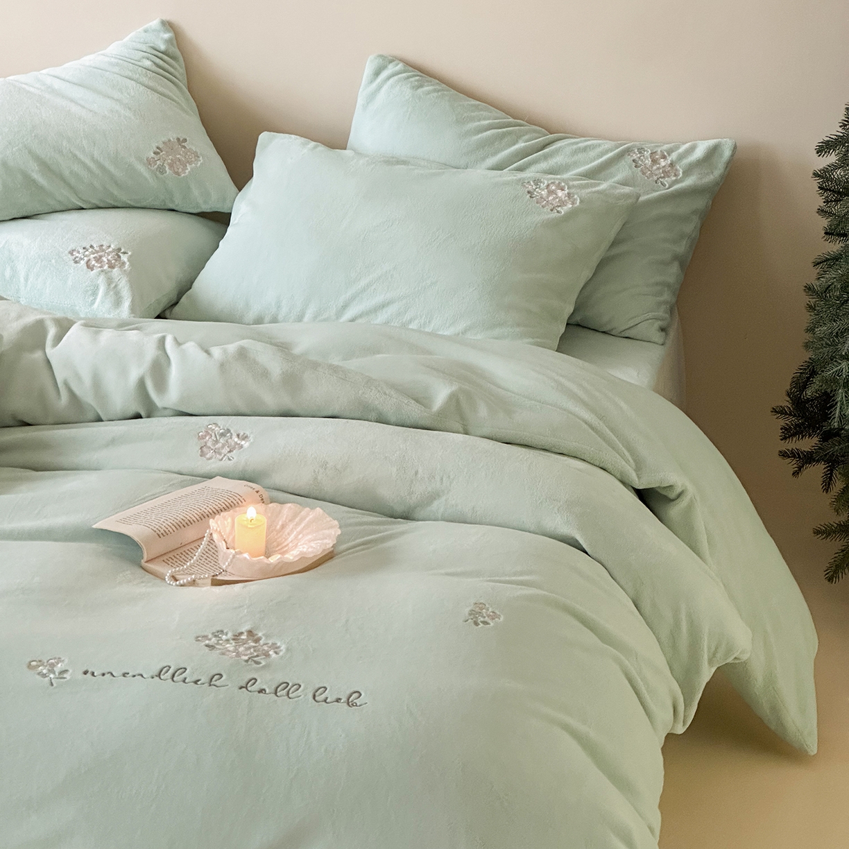 91家纺网 家纺一手货源 找家纺 （总）FORTWO家纺原创设计（FOR TWO家纺） 2025新款230克牛奶绒刺绣小清新牛绣花款四件套-