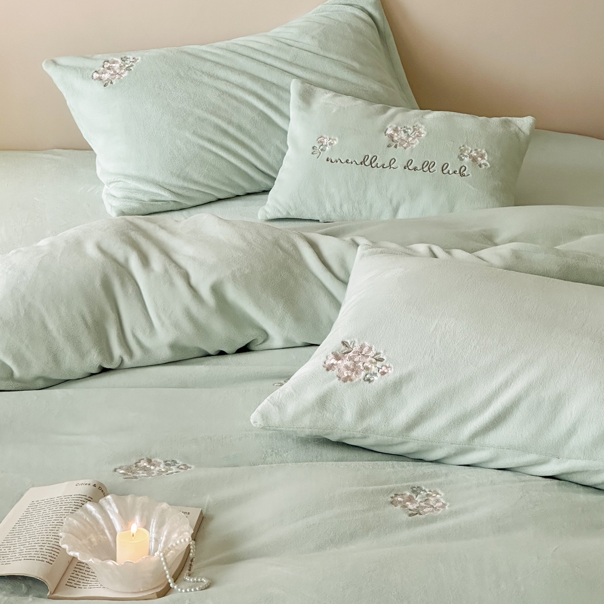 91家纺网 家纺一手货源 找家纺 （总）FORTWO家纺原创设计（FOR TWO家纺） 2025新款230克牛奶绒刺绣小清新牛绣花款四件套-